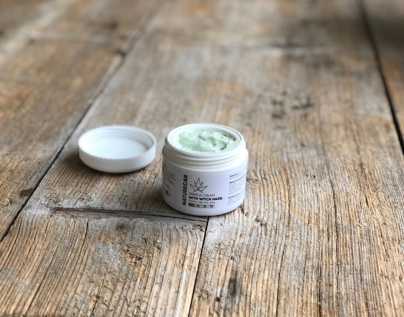 Die Naturecan Arnica Creme ist sehr ergiebig und hat eine leicht grünliche Farbe